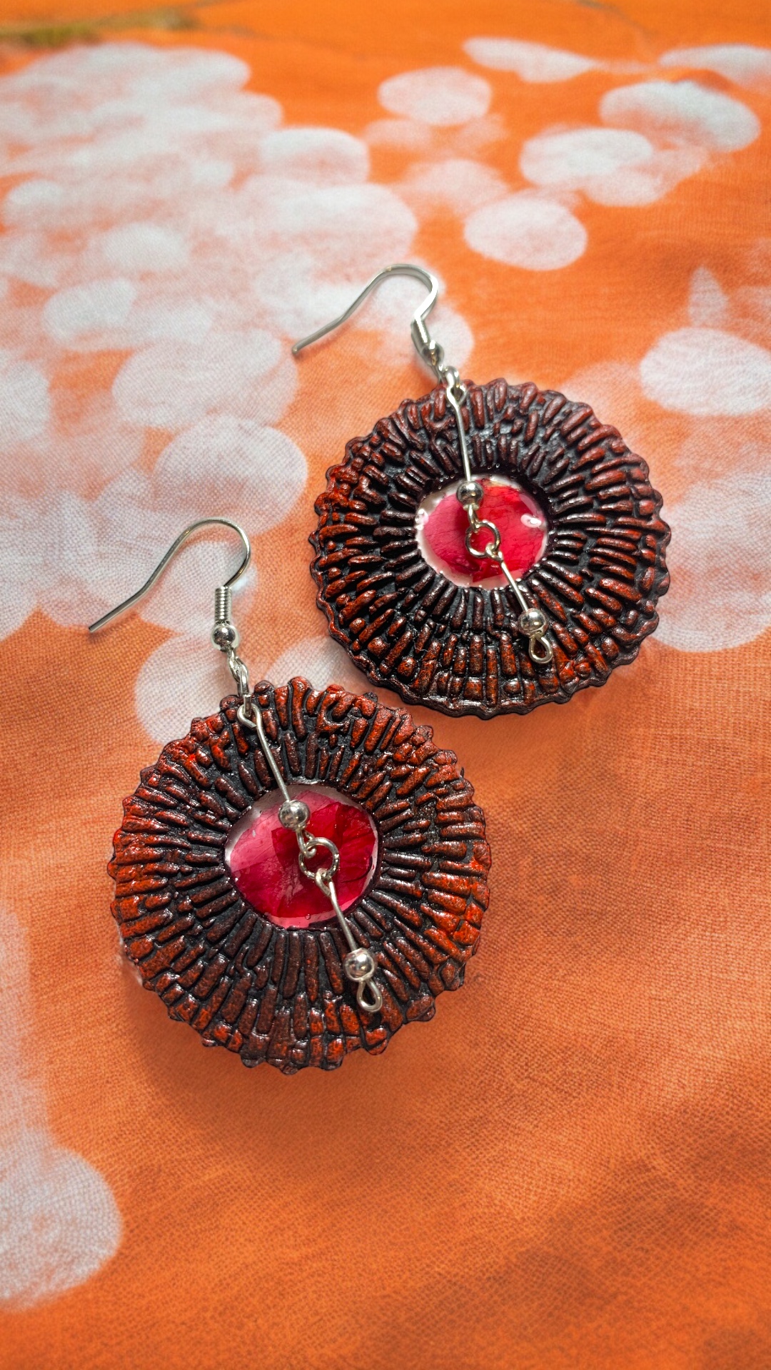 Rattan with Red Flower Petals – Rattan vörös virágszirmokkal