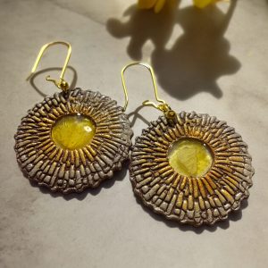 Rattan with Yellow Flower Petals - Rattan sárga virágszirmokkal