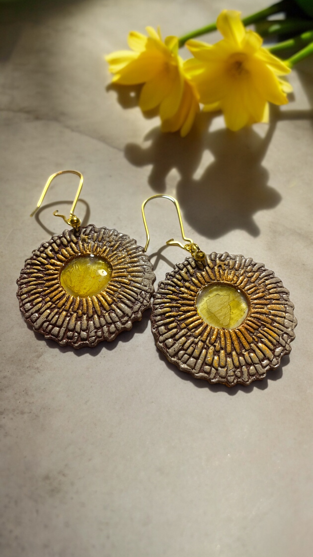Rattan with Yellow Flower Petals - Rattan sárga virágszirmokkal